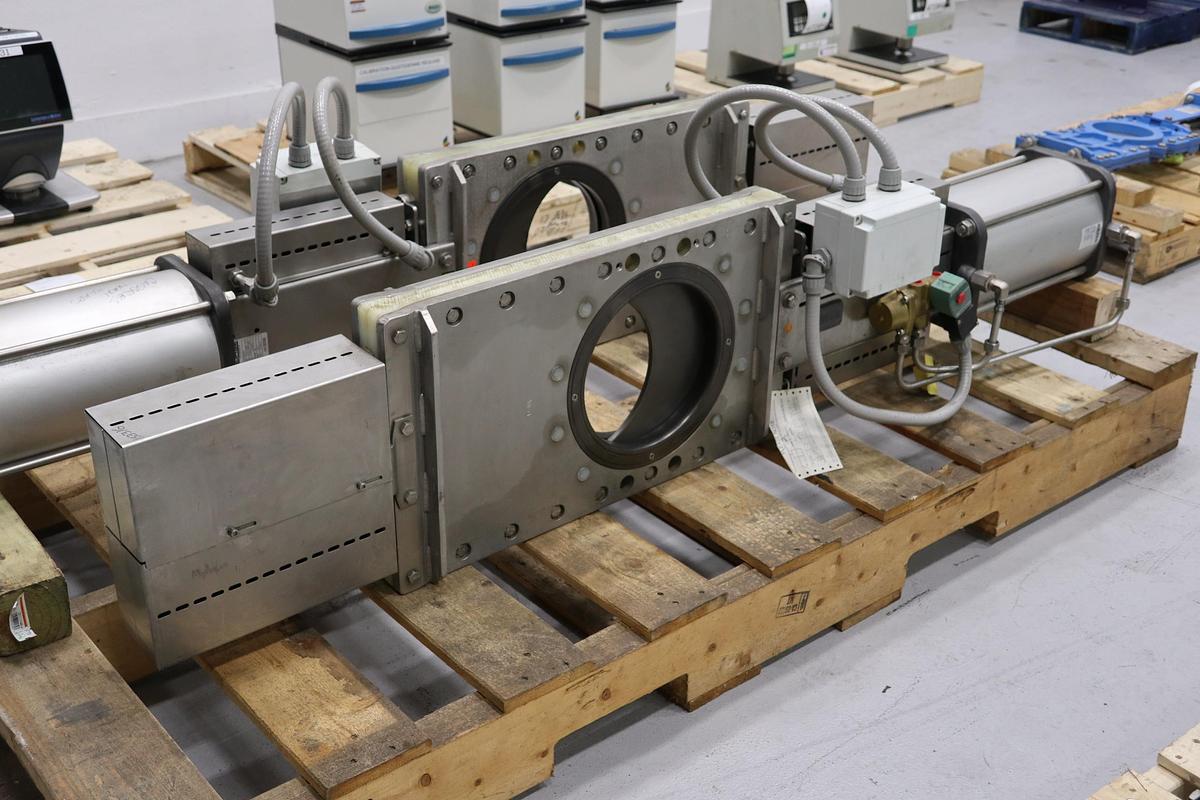 Unused Lohse 10" Air Operated Thru-Gate Valve #47309