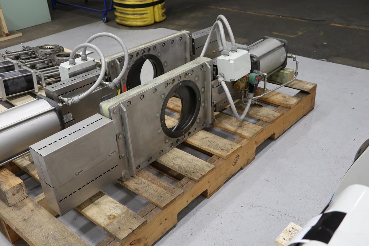 Unused Lohse 10" Air Operated Thru-Gate Valve #47310