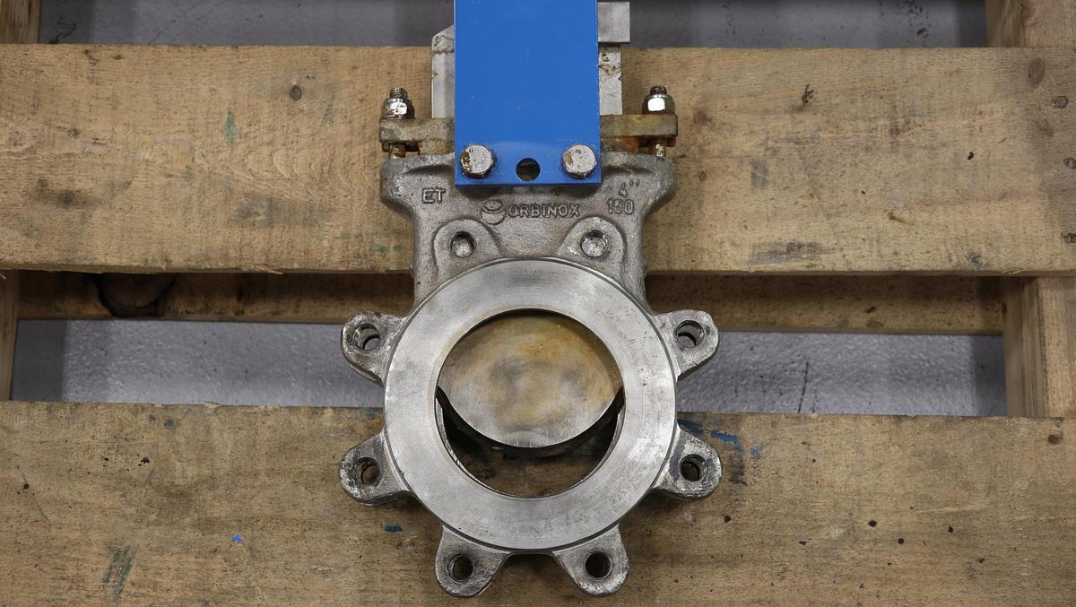 Unused Orbinox 4" PAHE4NA0-5 Air Operated Knife Gate Valve #46799