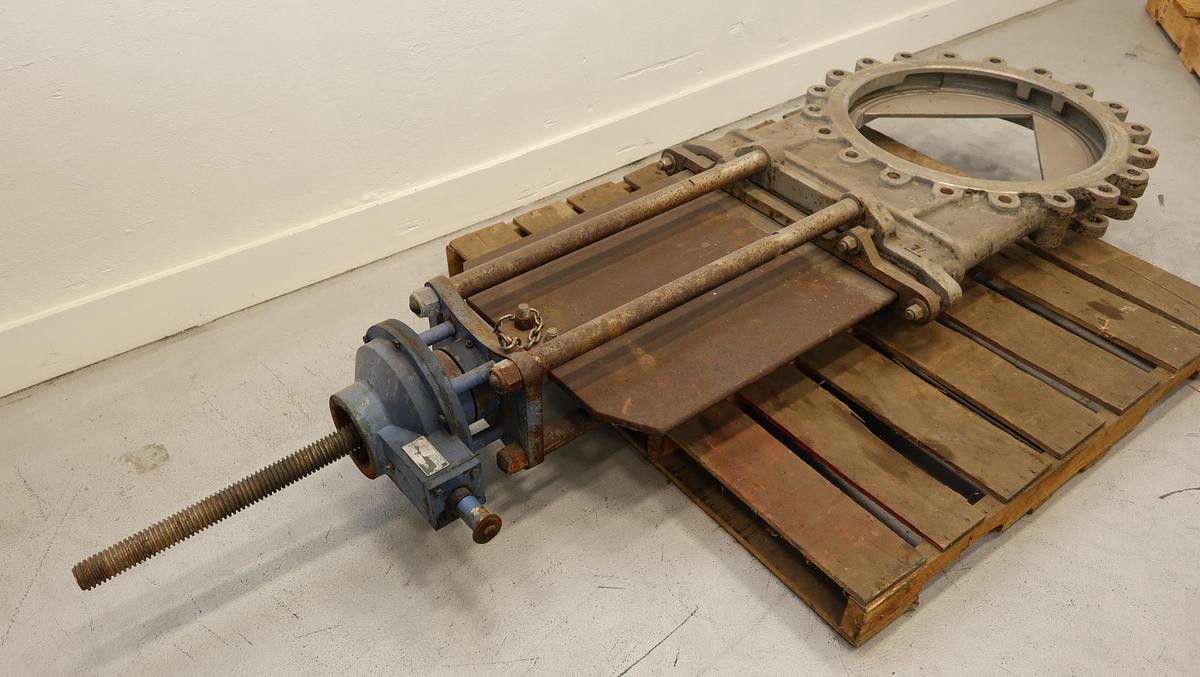 Used True Line 24" Hand Operated V-Port Knife Gate Valve #45175