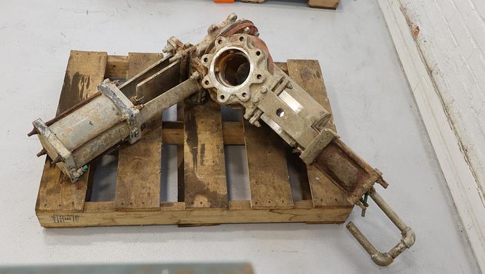 Used Black Clawson UV200 Junk Trap with Valves #46111