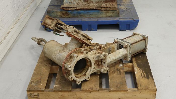 Used Black Clawson UV200 Junk Trap with Valves #46111