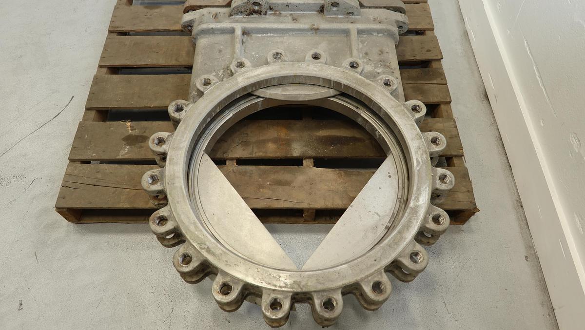 Used True Line 24" Hand Operated V-Port Knife Gate Valve #45175