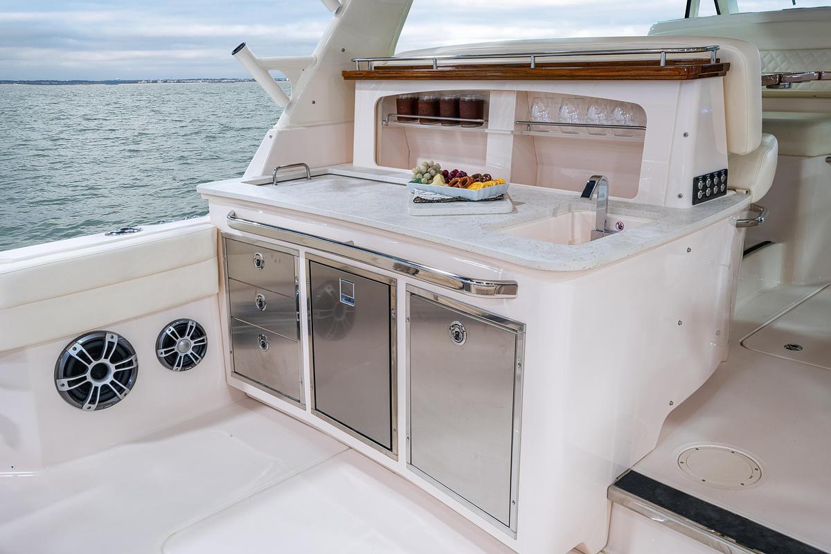 Freedom 415
41' DUAL CONSOLE