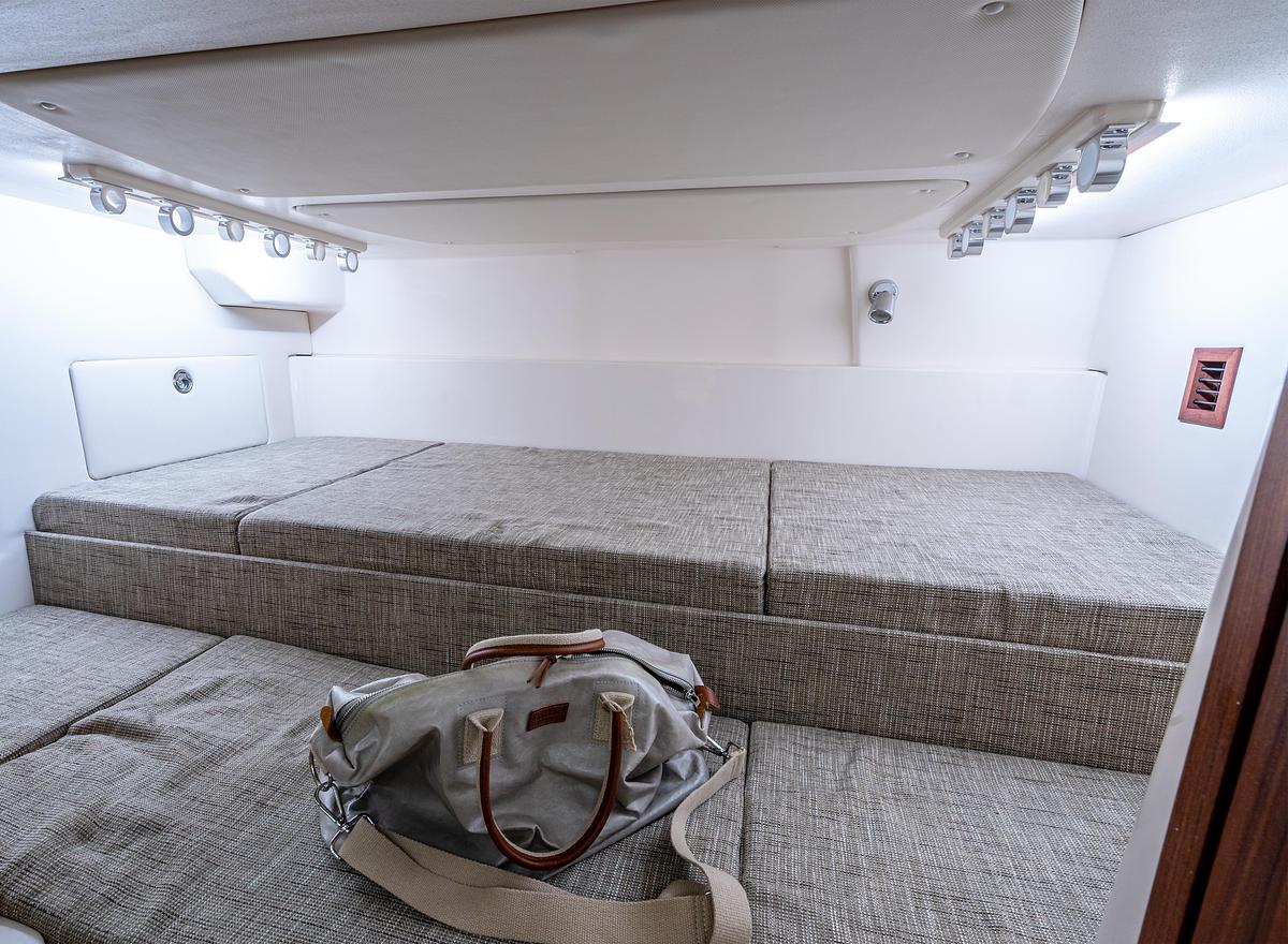 Express 370 37' EXPRESS CABIN