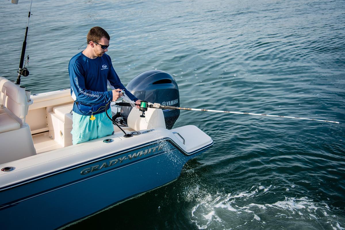 Fisherman 216 21' CENTER CONSOLE