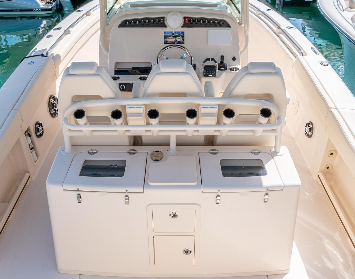 Canyon 336
33' CENTER CONSOLE