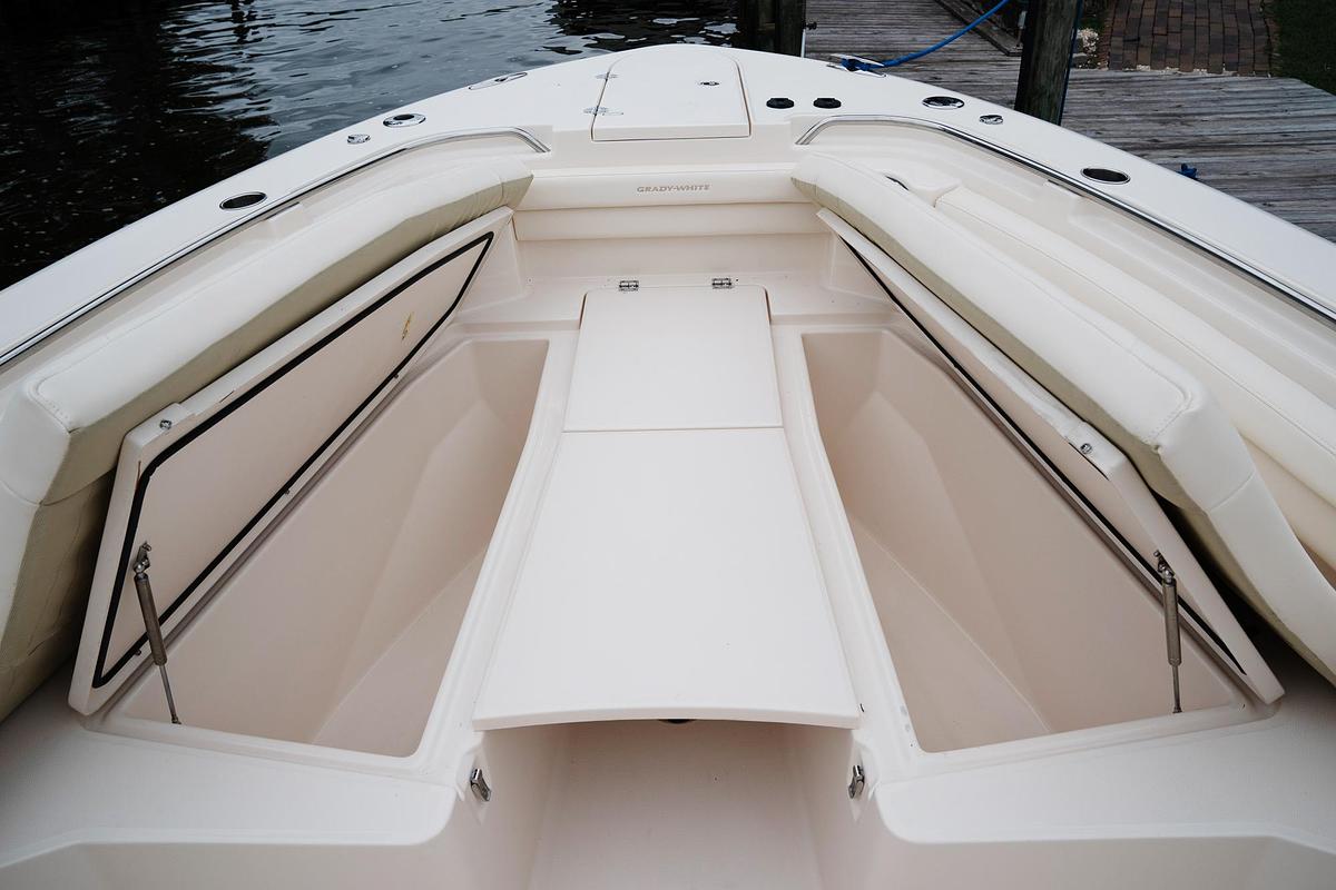 Canyon 336
33' CENTER CONSOLE