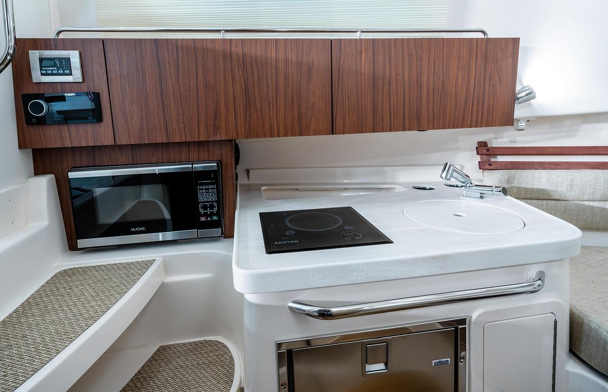 Marlin 300
30' WALKAROUND CABIN