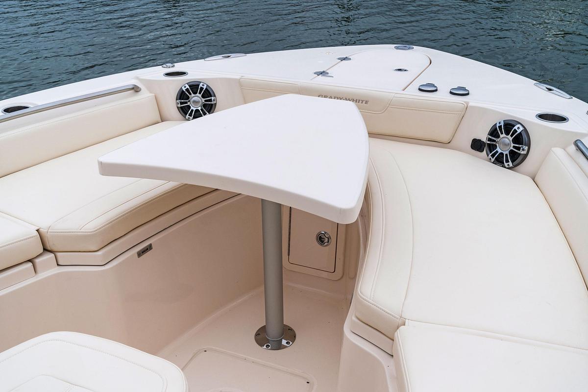 281 CE
28' COASTAL EXPLORER