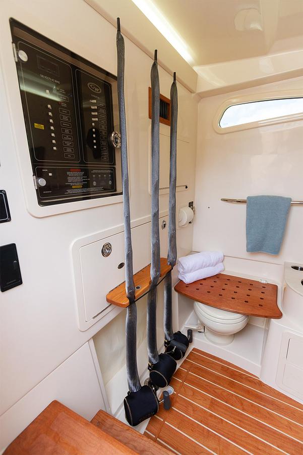 Canyon 336
33' CENTER CONSOLE