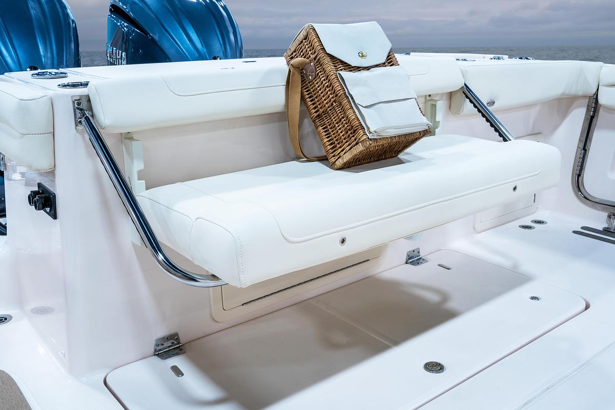 Canyon 326 32' CENTER CONSOLE