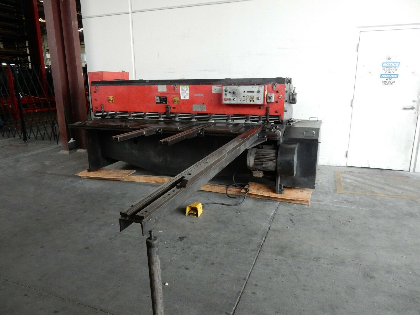 Used Amada Model M-2560 Mechanical Power Squaring Shear 1/4" x 8' #5727