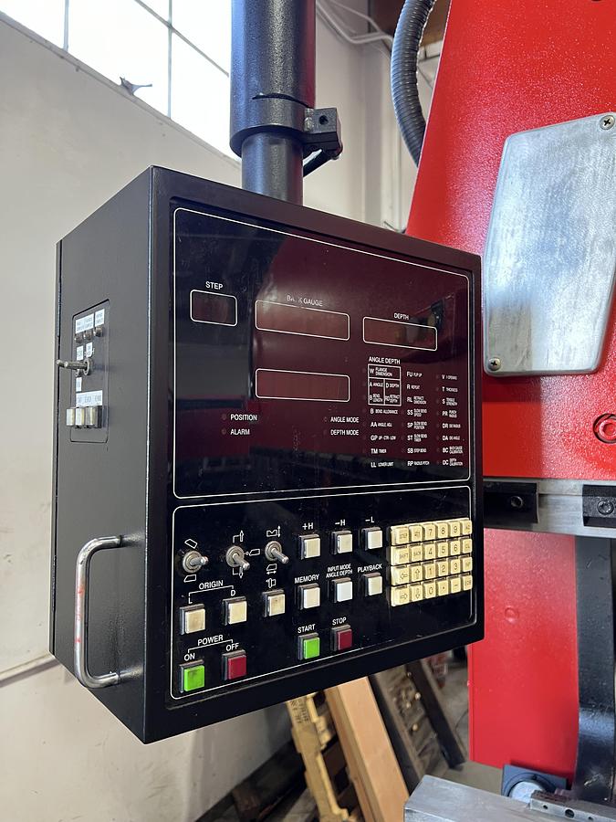 Used 1985 - 138 Ton Amada RG-125 CNC Press Brake