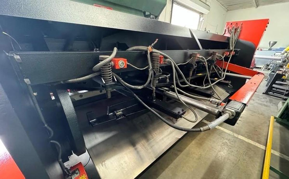 Used 1980 - 3/16" x 10' Amada M-3045 Mechanical Shear