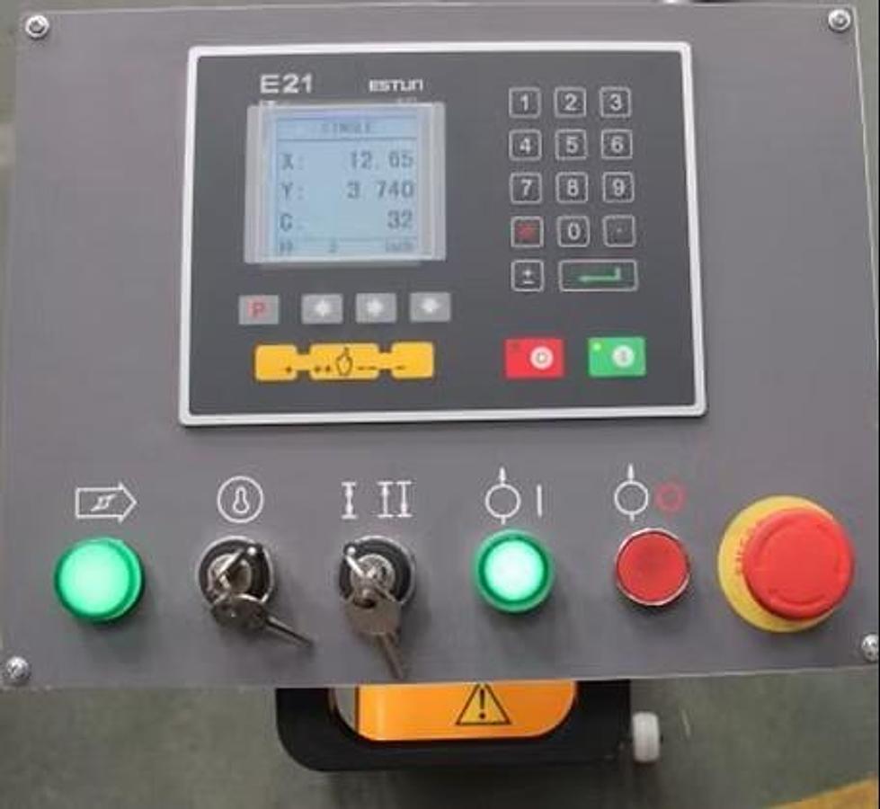 33 Ton x 5' GMC HPB-3305 CNC Press Brake