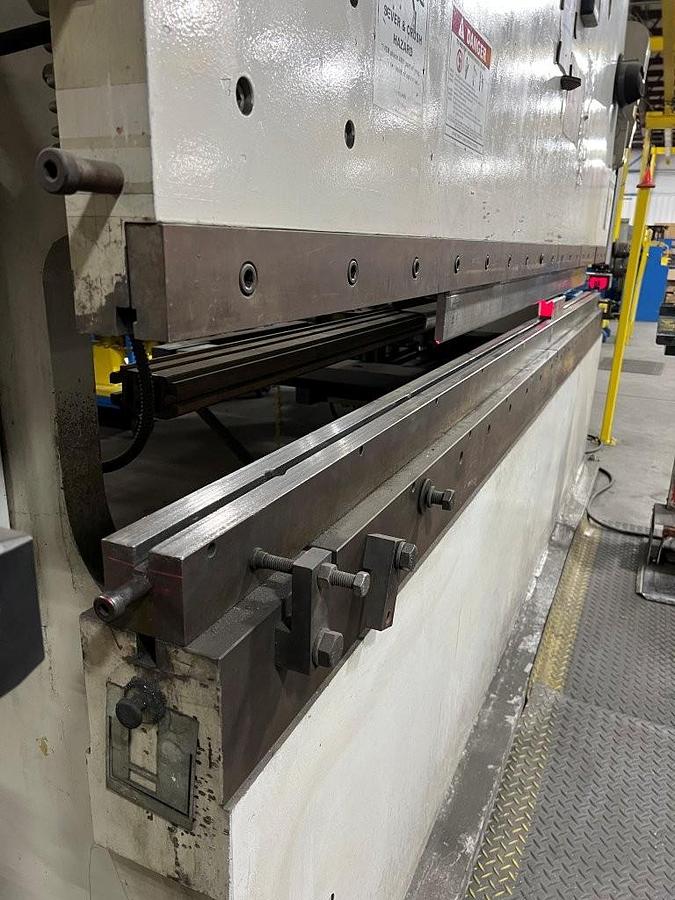 Used 2002 - 175 Ton x 12' Accurpress 717512 CNC Press Brake