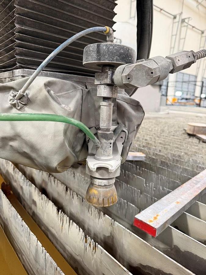 Used 2014 - 6.6' x 13' Flow Mach 4020B CNC Waterjet Cutting System