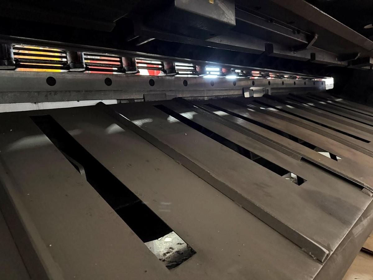 Used 1/4" x 10' Amada M-3060 Mechanical Shear