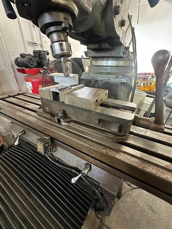 Used Taiwanese Vertical Milling Machine