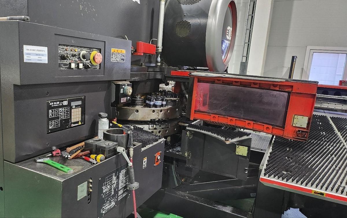 Used 2005 - 22 Ton Amada EM-2510NT CNC Turret Punch w/ASR48M& 7-Shelf Loader