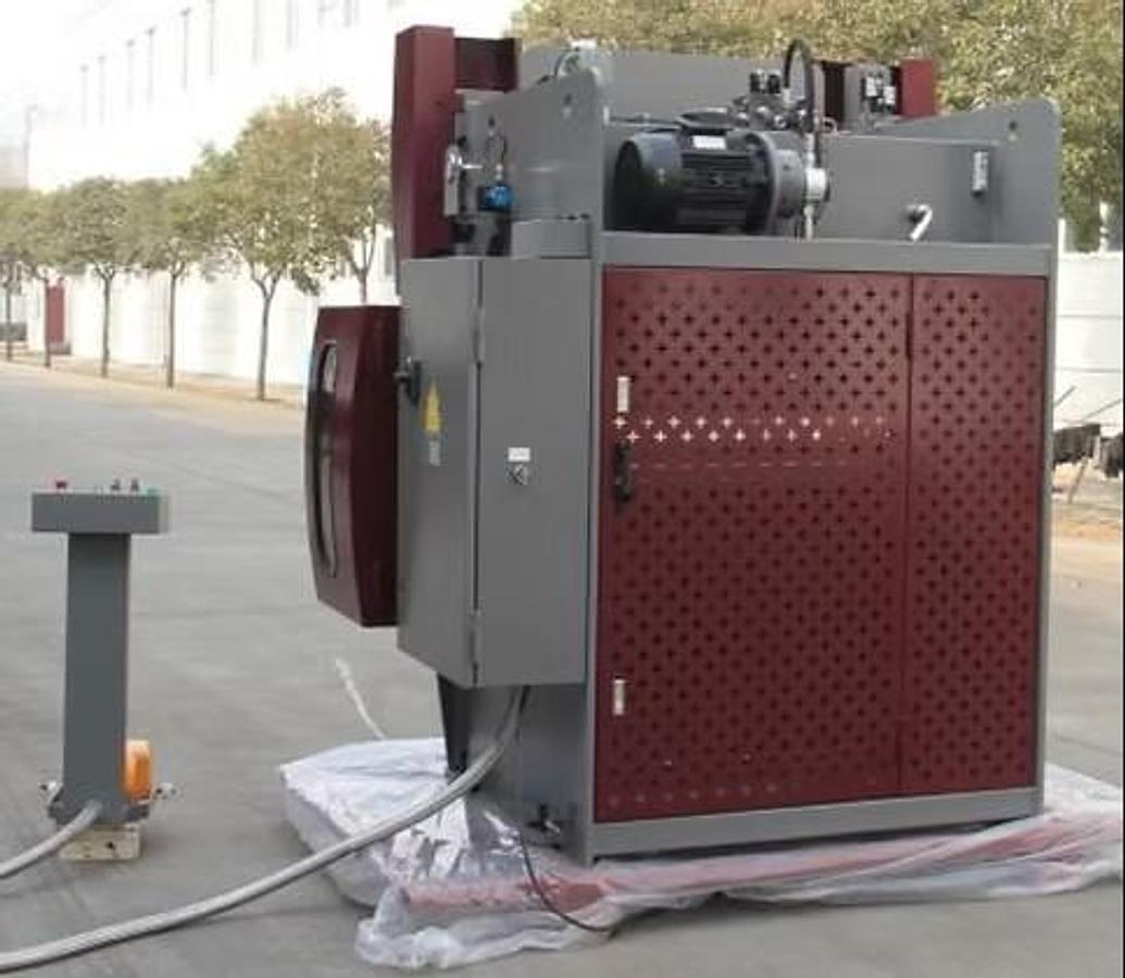 33 Ton x 5' GMC HPB-3305 CNC Press Brake