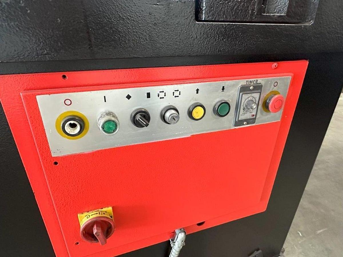 Used 1998 - Amada CSHW-220 1/4" Hydraulic Coper/Notcher