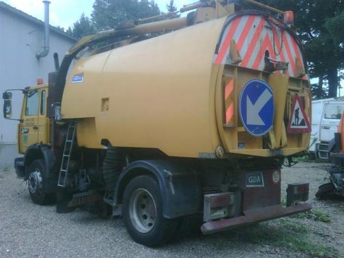 Gebruikt 1995 RENAULT Midlum 180 with Johnston superstructure left and righthandside working