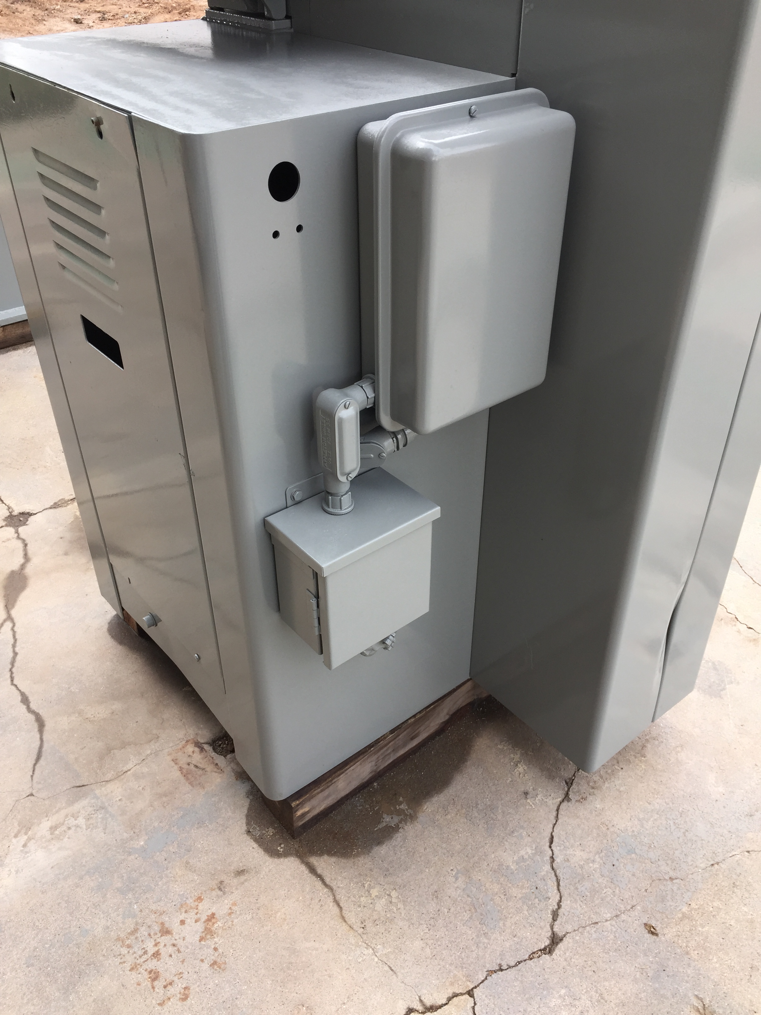 Used 20” Delta  Vert. Band Saw