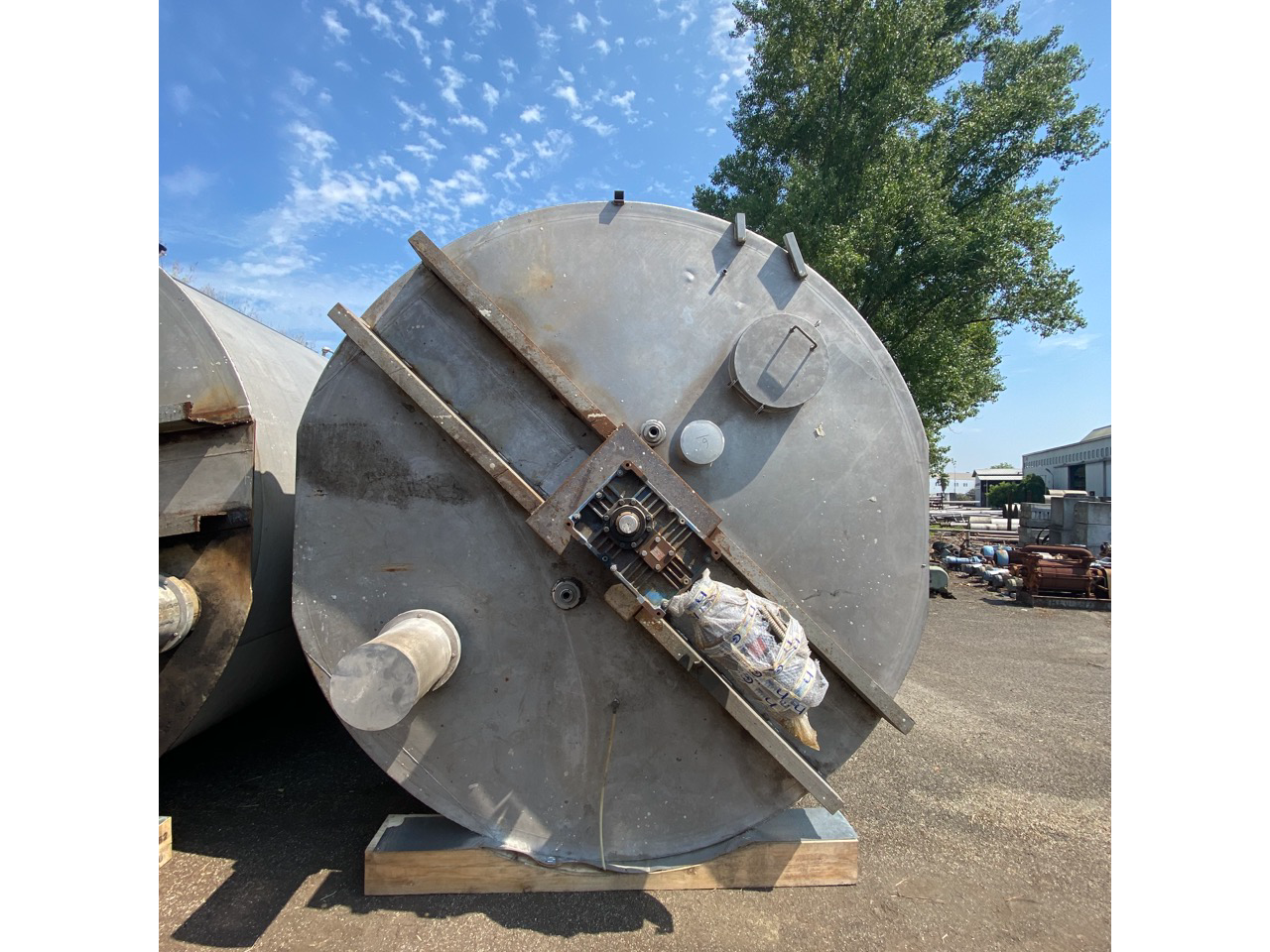 Usato Serbatoio con agitatore, da 27600 Litri