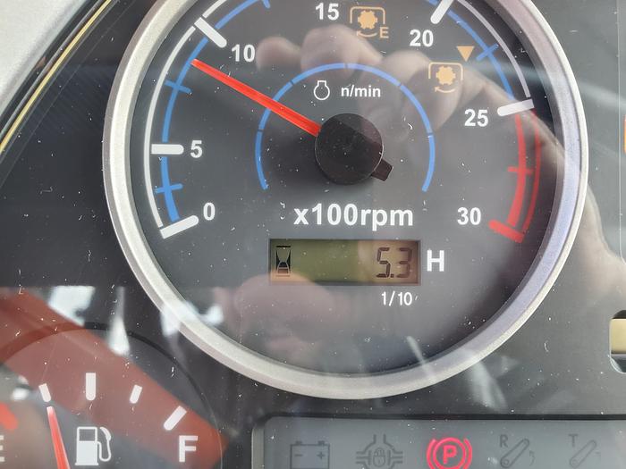 125 hp Mahindra 9125S Tractor w/ Loader ** 4 hrs - Never Used **