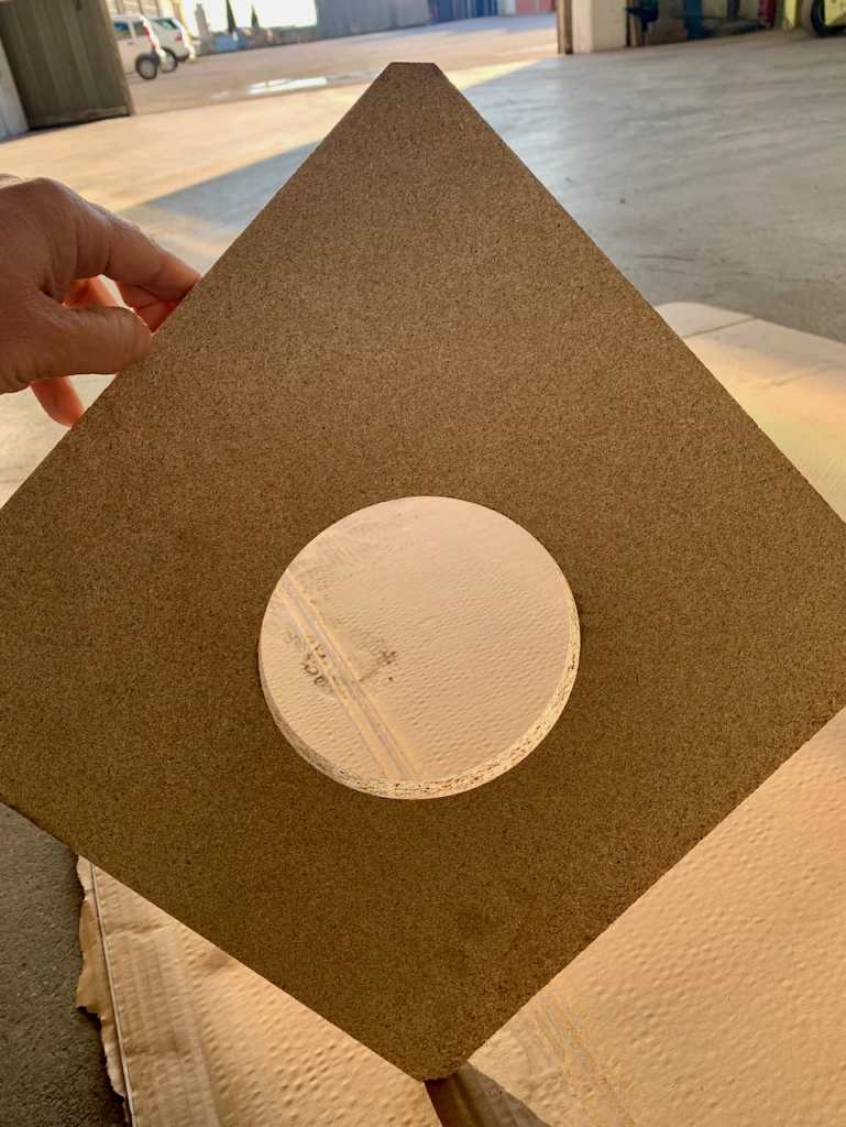 Used Troncatrice Fresatrice marca Camam, automatica, per pannelli di sedile per sedia o componenti simili