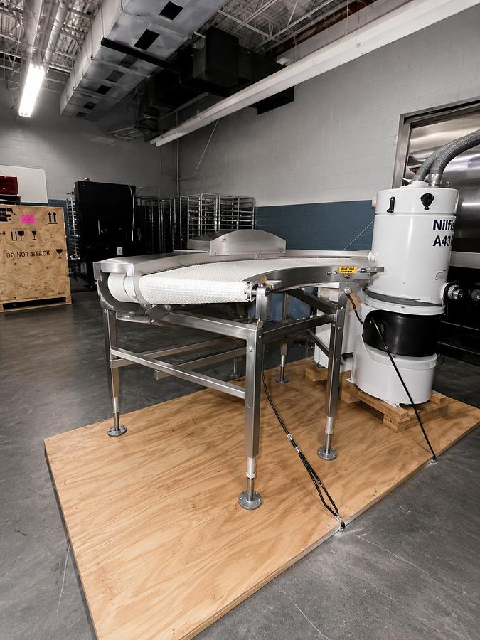 Used DELTA-STYLE DISCHARGE / TRANSFER CONVEYOR