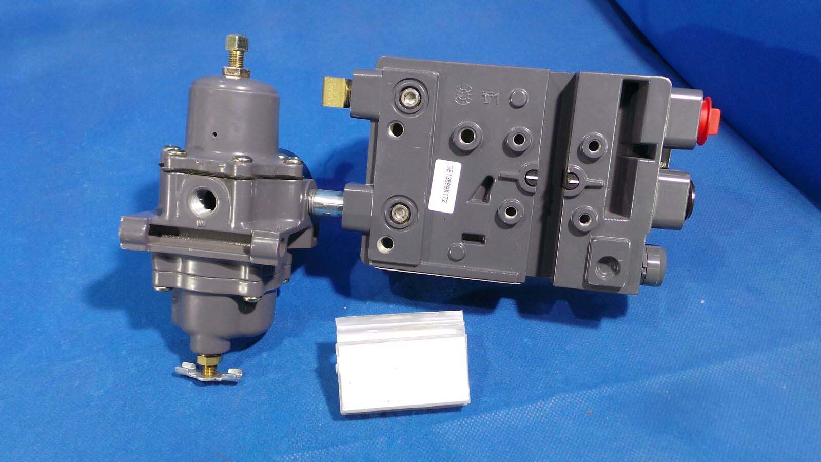 Used FISHER DVC2000 Controller, DVC2000 / FIELDVUE / Fisher / With Fisher Pressure Regulator FS-67CFR-224