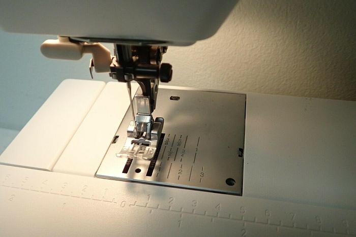 Used PFAFF Type 610A Select 4.0 Sewing Machine with Cover and Foot Pedal / Controller