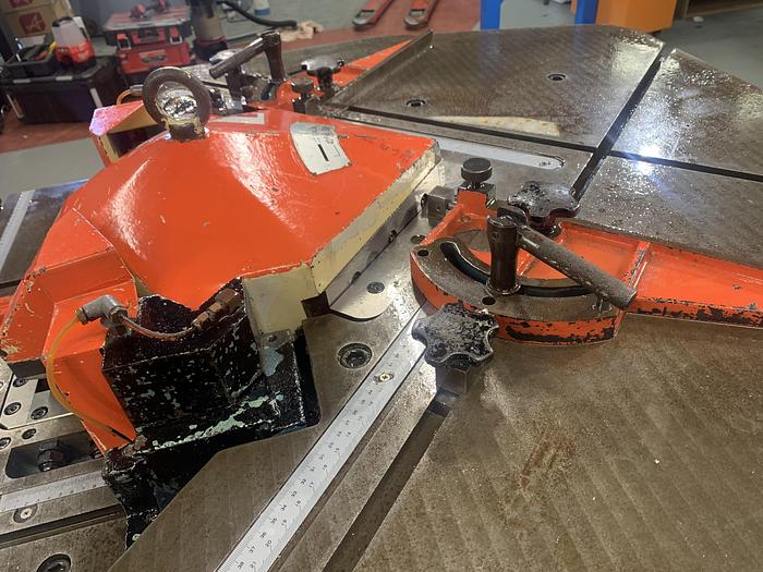 Used AMADA CSW220 station hydraulic 4mm Corner notching machine