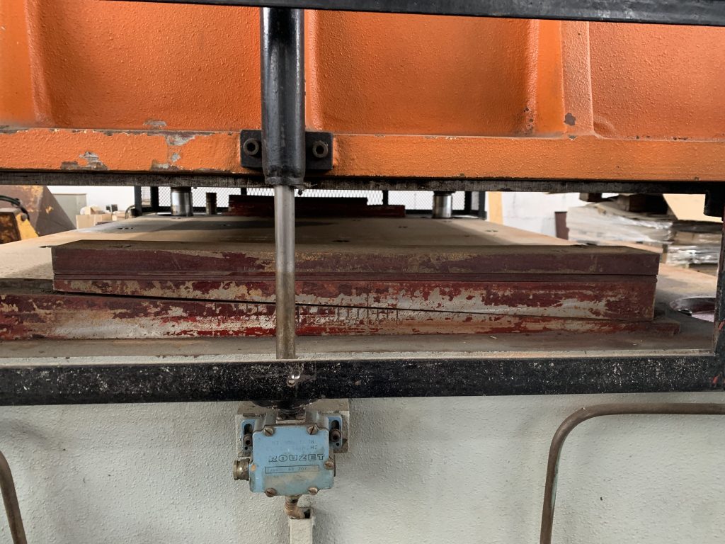 Used Pressa fustellatrice marca Comaco