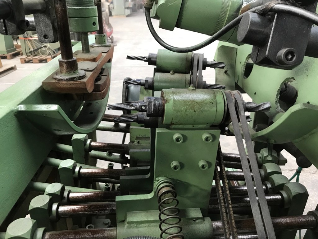 Usato Foratrice per forare in contemporanea sedili e spalliere