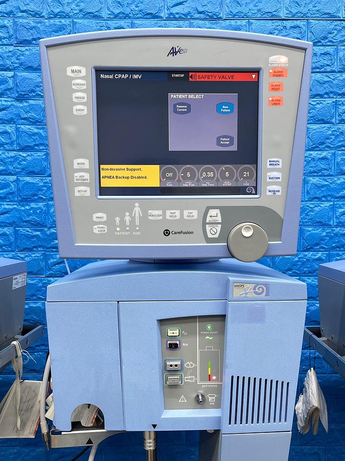 Used AVEA Carefusion Vaisys Ventilator