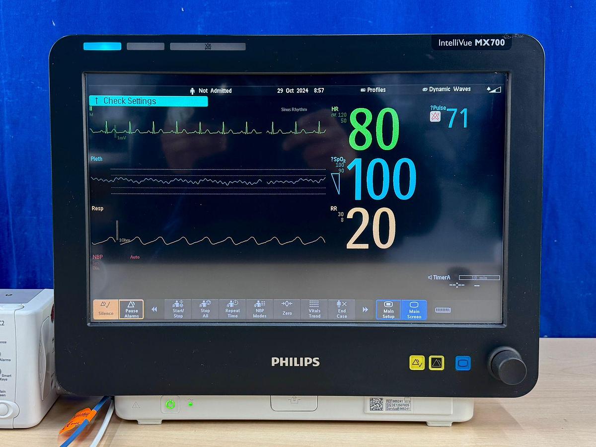 Used Philips IntelliVue MX 700 Patient Monitor  YOM: 2012  With leads