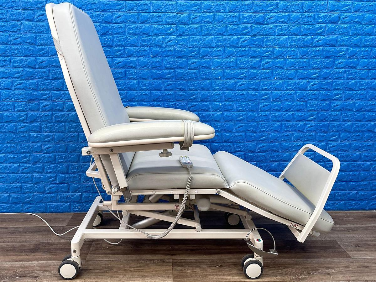 Used Digiterm Comfort-4B Dialysis chair with remote 