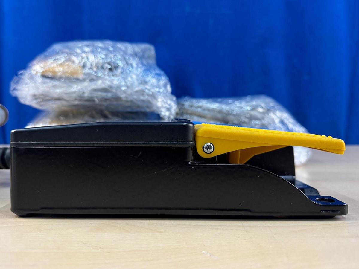 Used Covidien Monopolar Footswitch REF: E6008B -4 Pieces