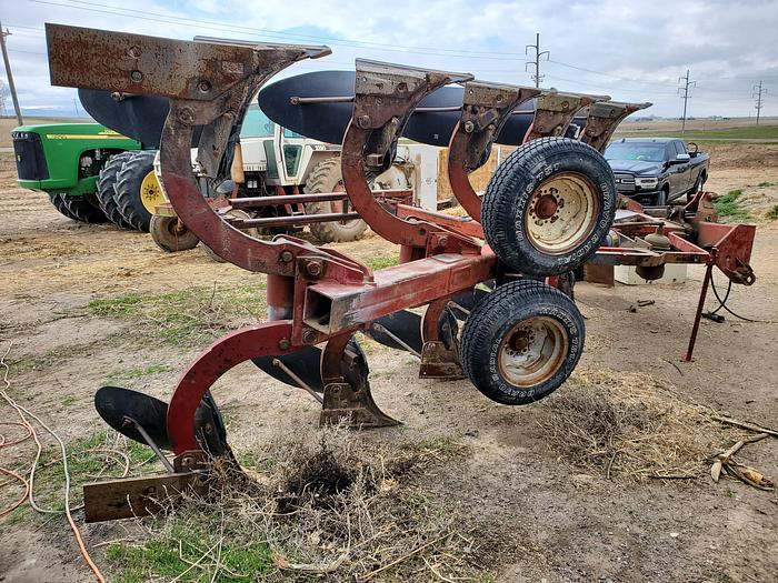 Used International 140 Plow w/ Hyd Reset - 5 Bottom