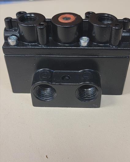 INGERSOLL-RAND ARO PNEUMOTIC AIR VALVE 1/4" PILOT A212PB-3 (B13)