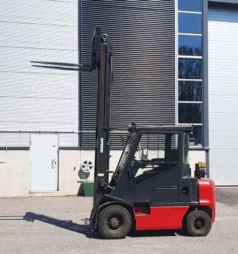 Used NISSAN FD02A250 diesel forklift truck