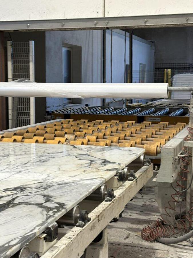 Used MOTORIZED ROLLER CONVEYOR FOR SHEETS AND MOTORIZED TIPPING CART FOR UNLOADING (Ref. 3657)