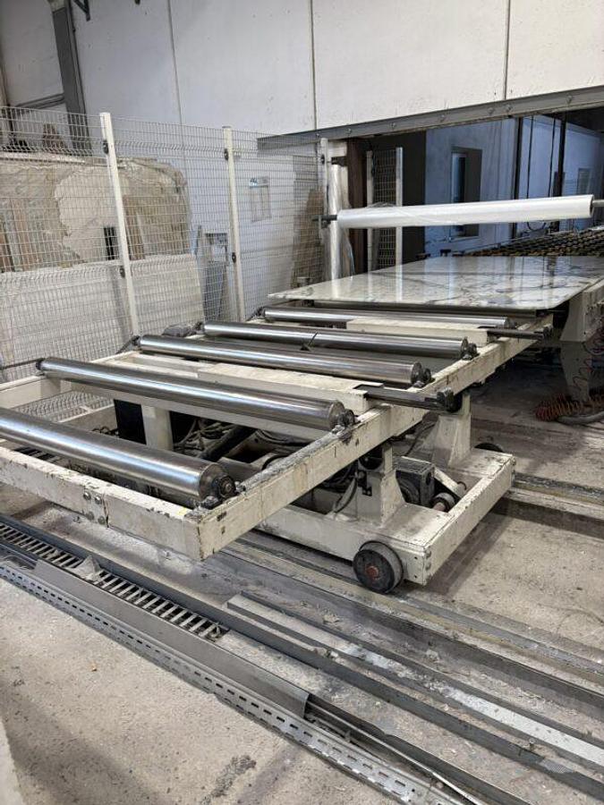 Used MOTORIZED ROLLER CONVEYOR FOR SHEETS AND MOTORIZED TIPPING CART FOR UNLOADING (Ref. 3657)