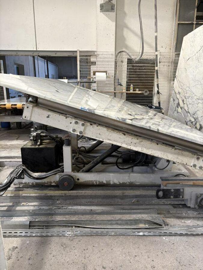 Used MOTORIZED ROLLER CONVEYOR FOR SHEETS AND MOTORIZED TIPPING CART FOR UNLOADING (Ref. 3657)