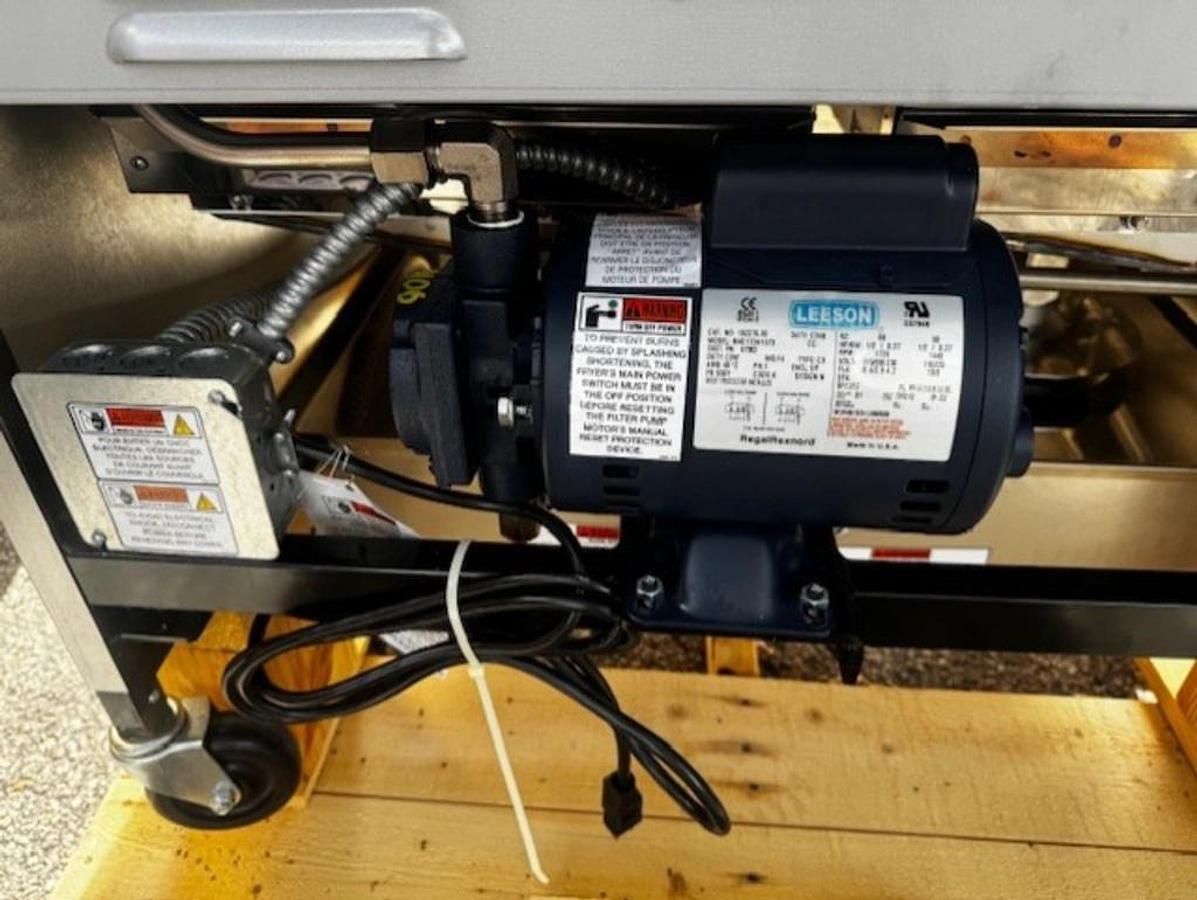 Used BRAND NEW Henny Penny OFG322 Double Fryer with Filtration System - SAVE BIG TIME