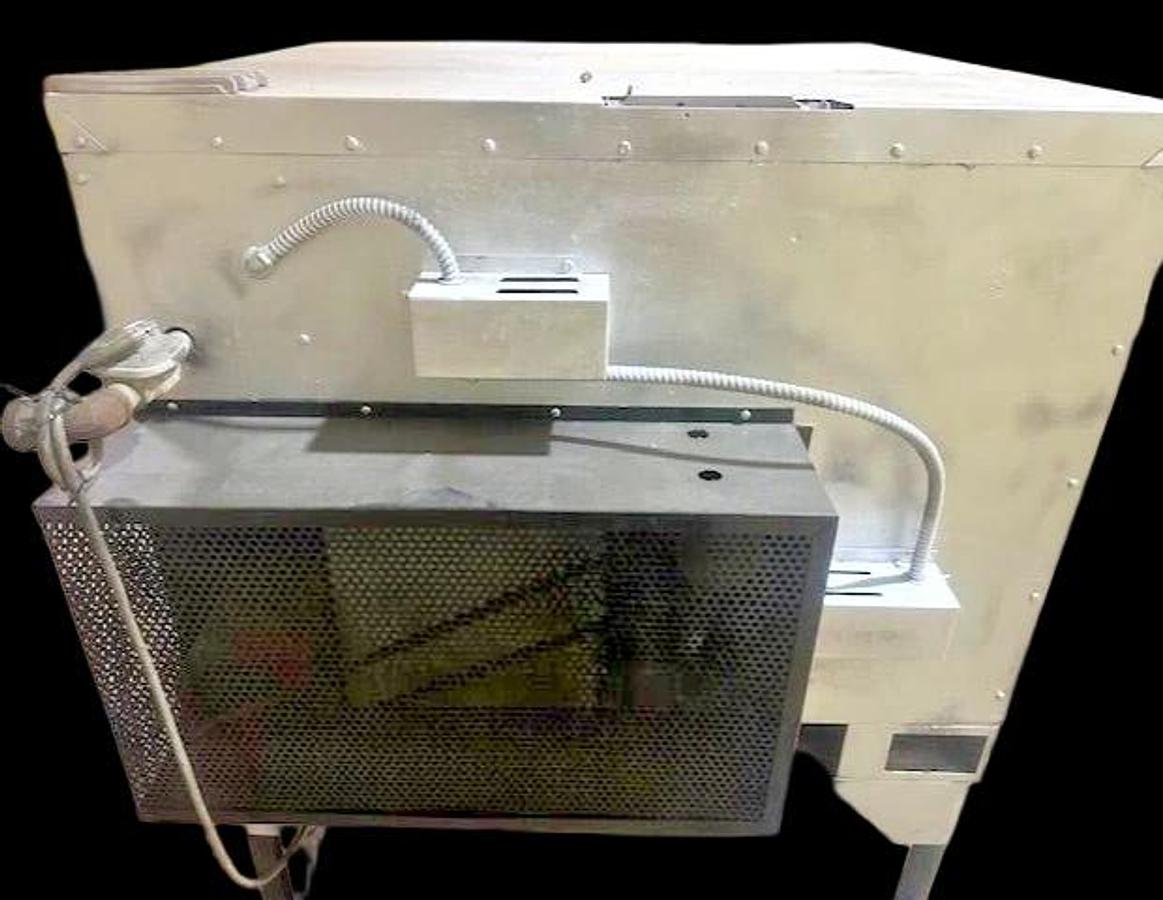 Used "VULCAN"H.D COMMERCIAL N GAS FULL SIZE PAN CONVECTION OVEN ON STAND WITH 6 RACKS